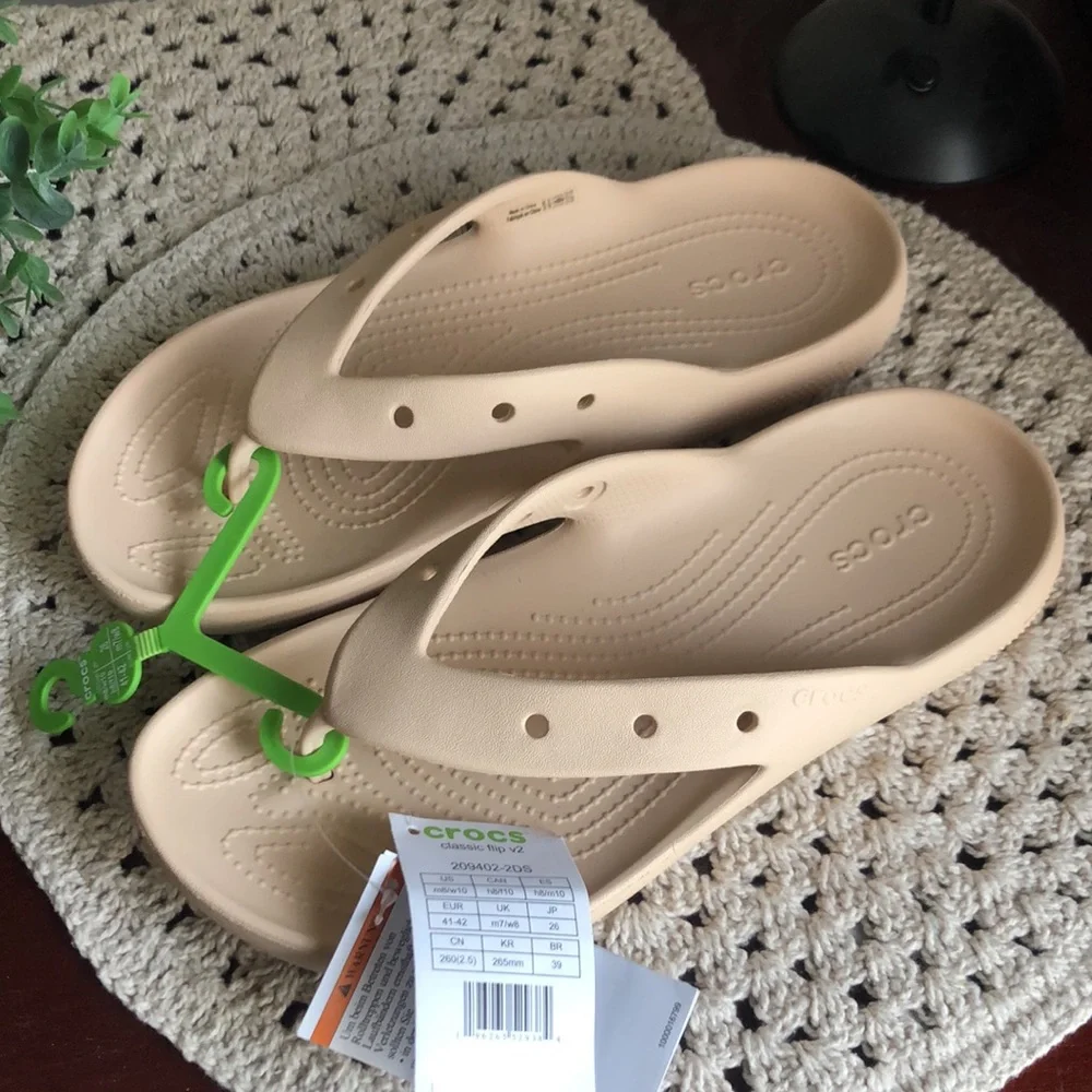 CROCS Unisex Classic Flip V2 Flop Tan Sandals